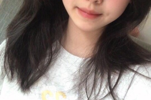 吐舌紧贴人设崩塌曾志伟与乔妹合照展现娱乐圈的另一面